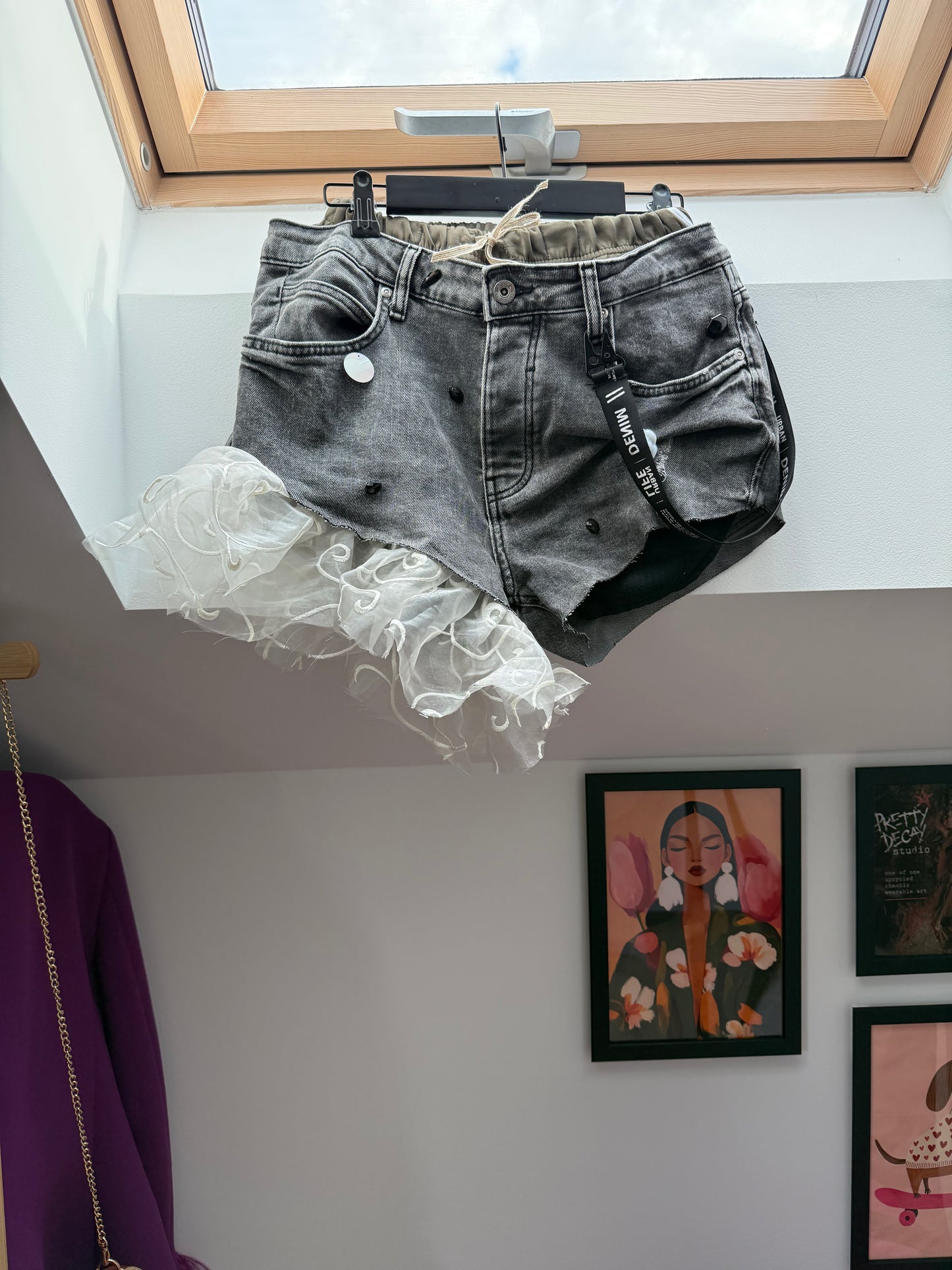 Asymetryczne szorty Zara z falbaną | One of One | Upcycling | Pretty Decay Studio