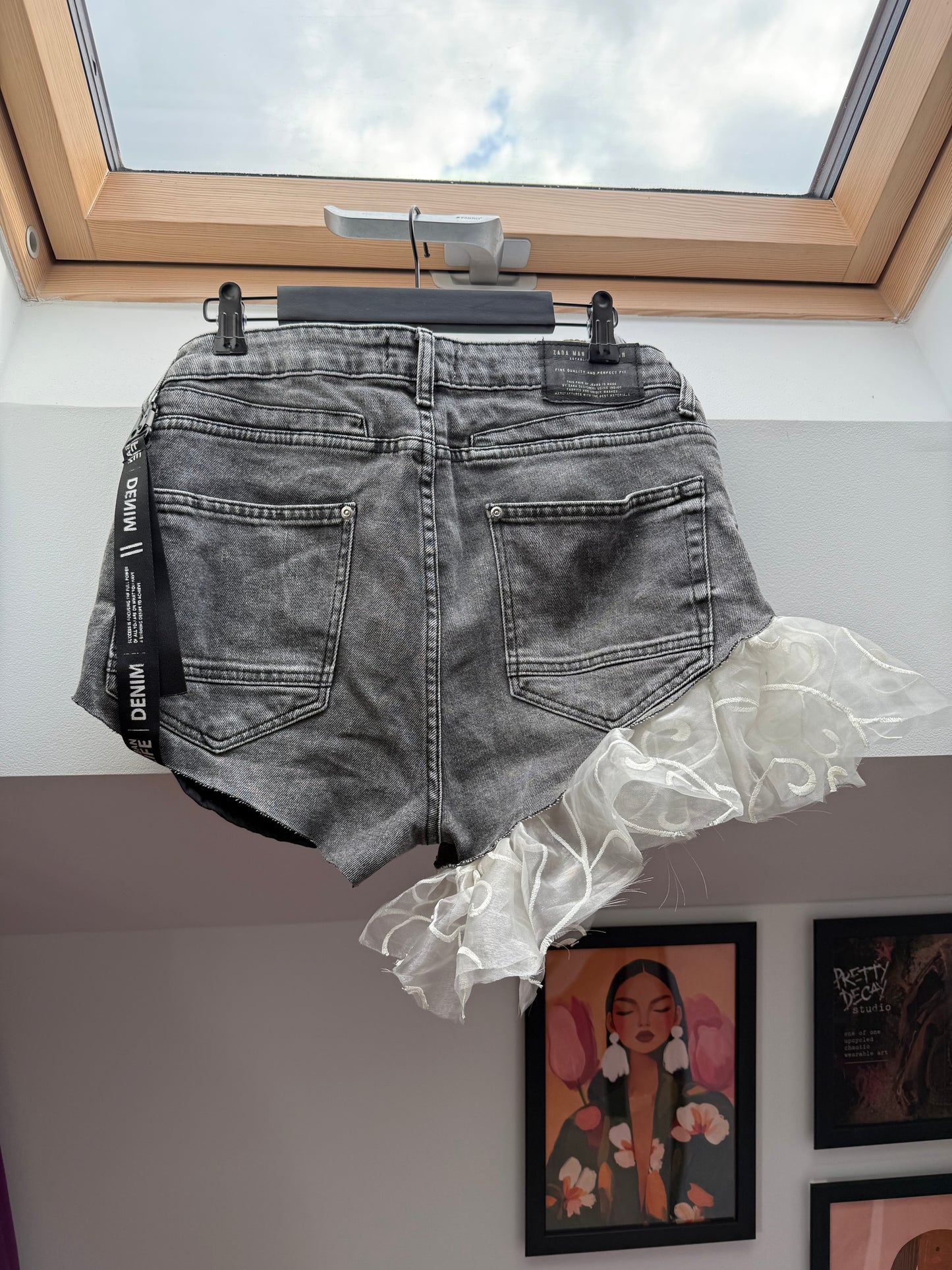 Asymetryczne szorty Zara z falbaną | One of One | Upcycling | Pretty Decay Studio