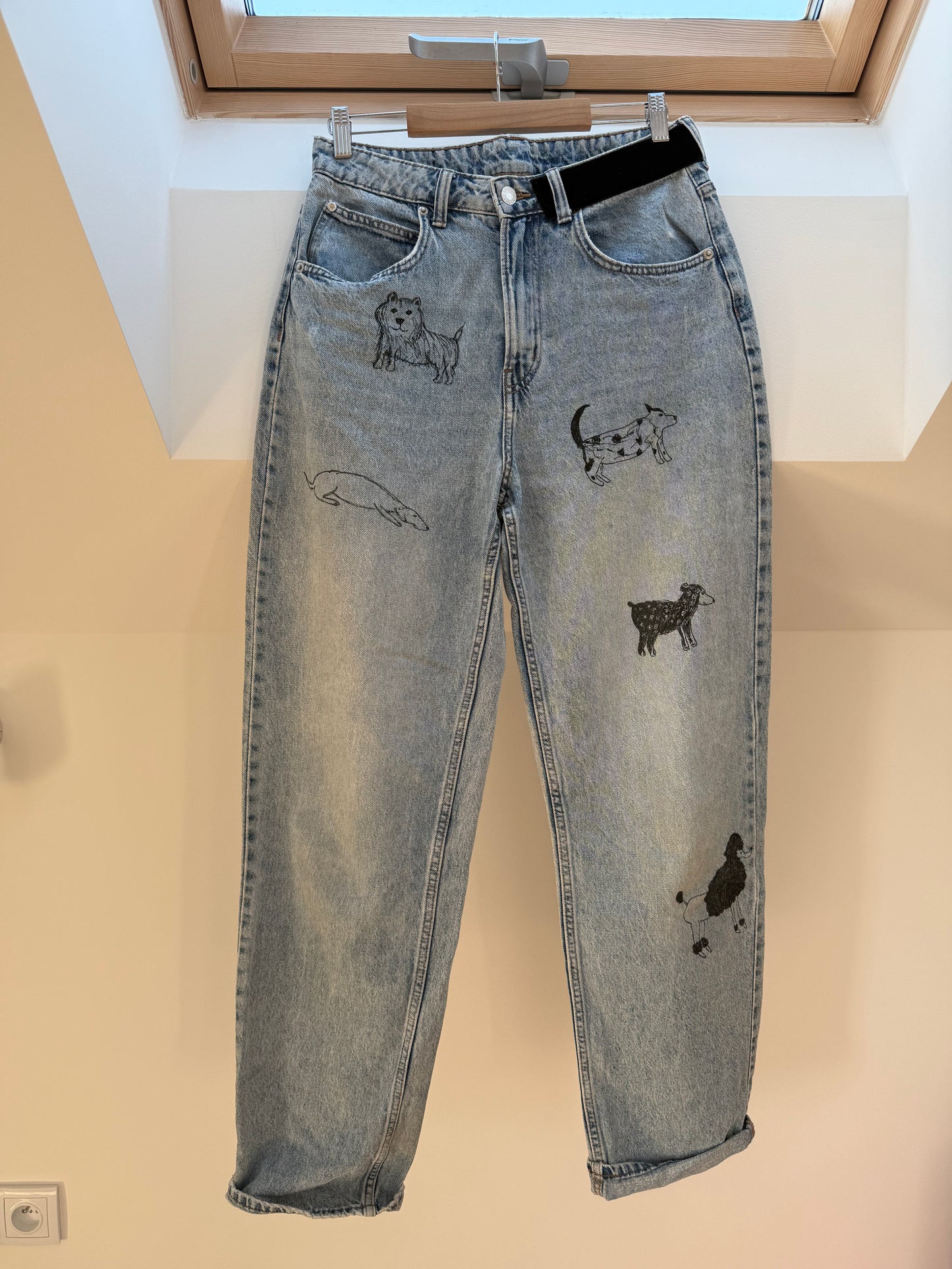 Ręcznie Malowane Jeansy z Psami One of One | Upcycling | Pretty Decay Studio | Rozmiar M