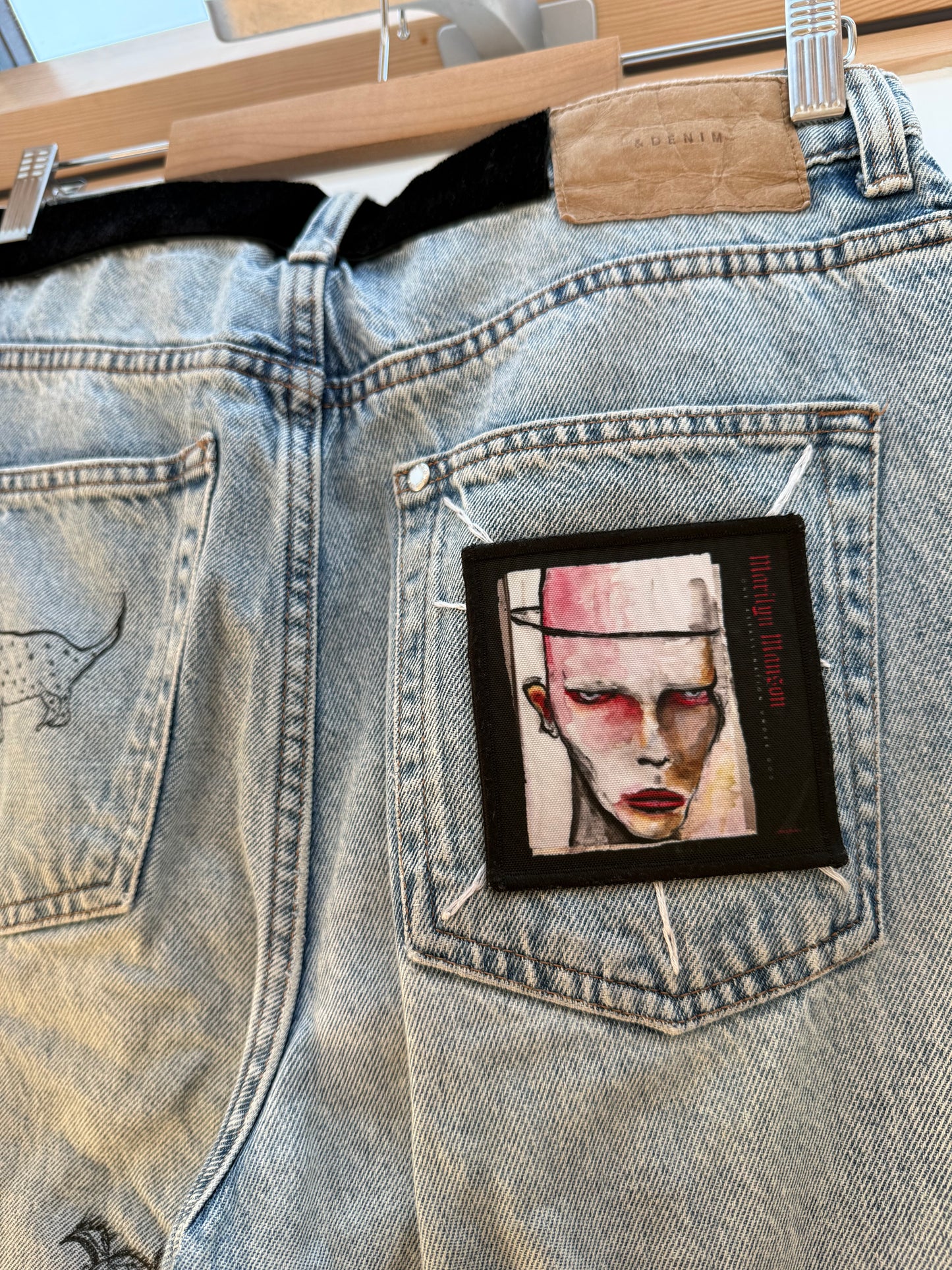 Ręcznie Malowane Jeansy z Psami One of One | Upcycling | Pretty Decay Studio | Rozmiar M