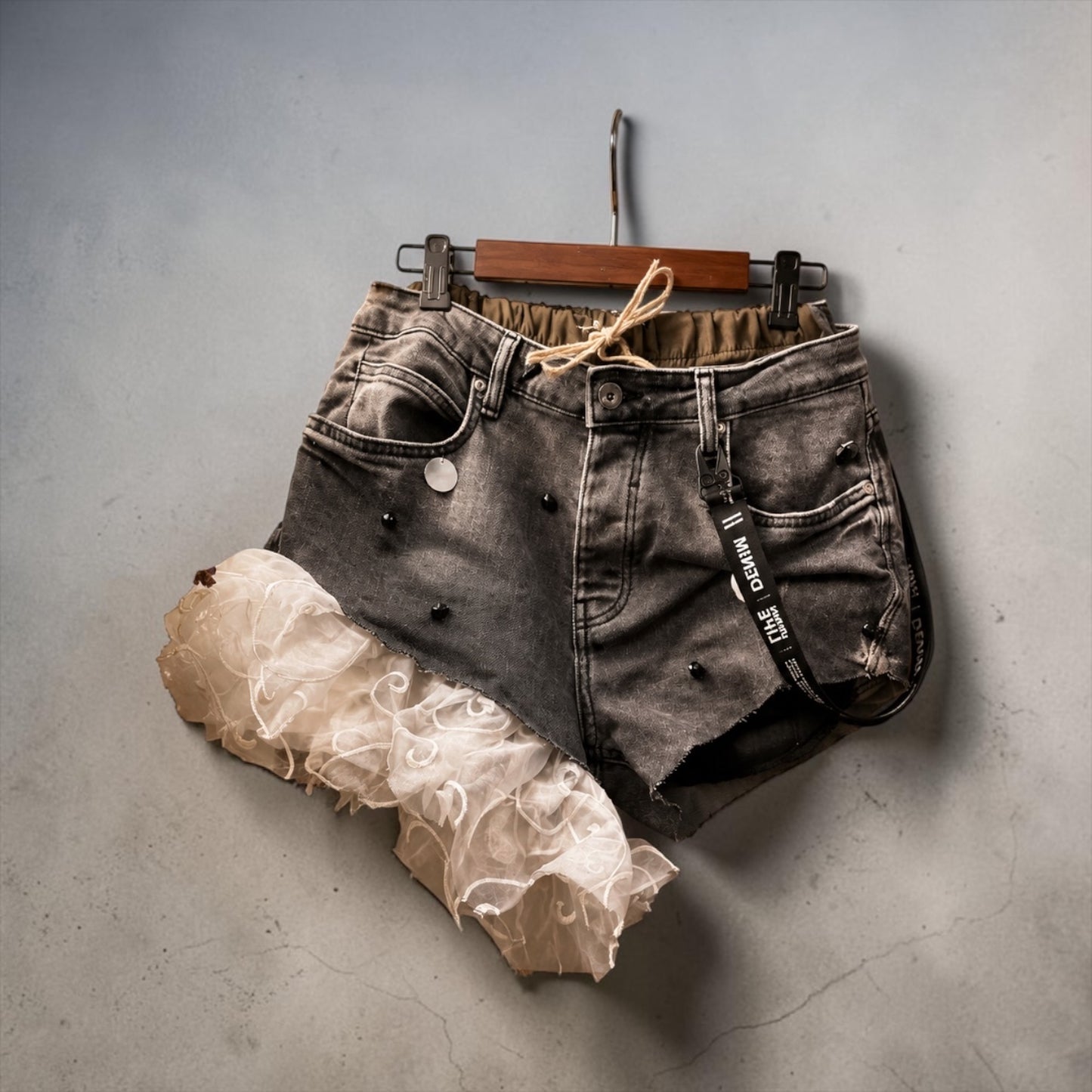 Asymetryczne szorty Zara z falbaną | One of One | Upcycling | Pretty Decay Studio
