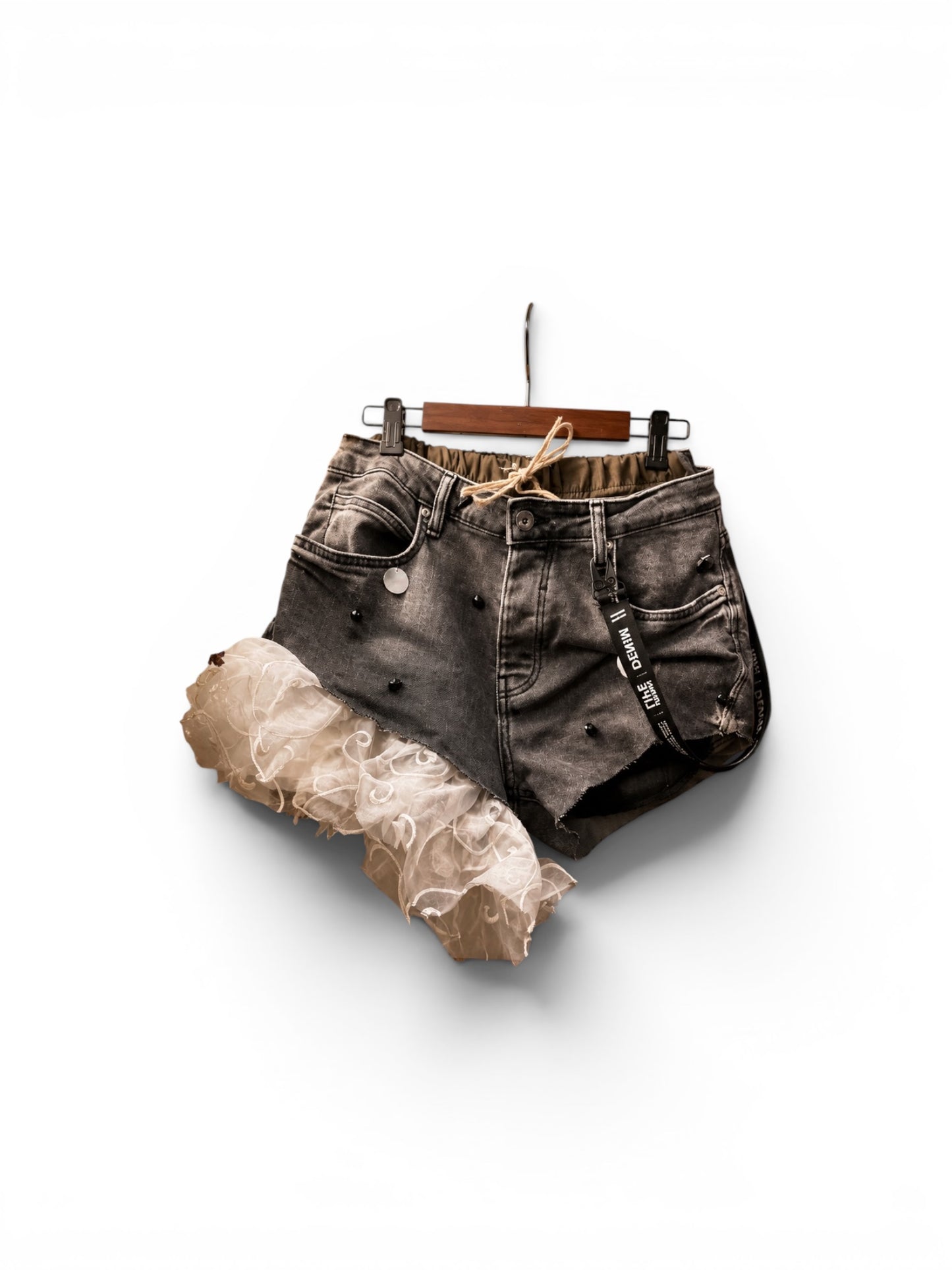 Asymetryczne szorty Zara z falbaną | One of One | Upcycling | Pretty Decay Studio