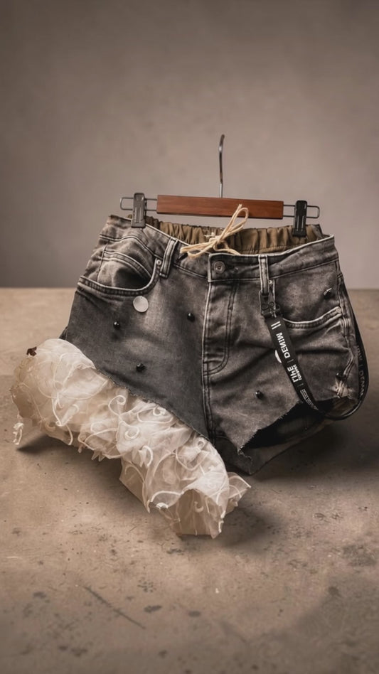 Asymetryczne szorty Zara z falbaną | One of One | Upcycling | Pretty Decay Studio